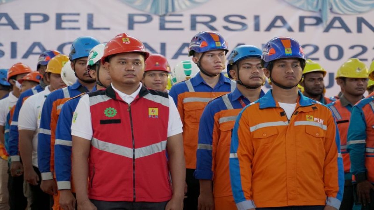 Suasana pengecekan personil untuk kesiapan Natal dan Tahun Baru 2023 di halaman Kantor PLN UIW Papua dan Papua Barat, Rabu (14/12) (ANTARA/ HO - Humas PLN Papua dan Papua Barat)