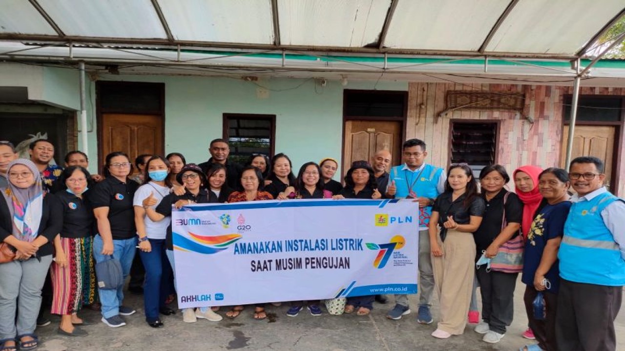 Perwakilan PLN UP3 Flores Bagian Timur bersama pelaku UMKM di Kota Maumere, Kabupaten Sikka, NTT, berpose bersama dalam kegiatan edukasi tentang bahaya kelistrikan. (ANTARA/HO-Humas PLN UIW NTT)