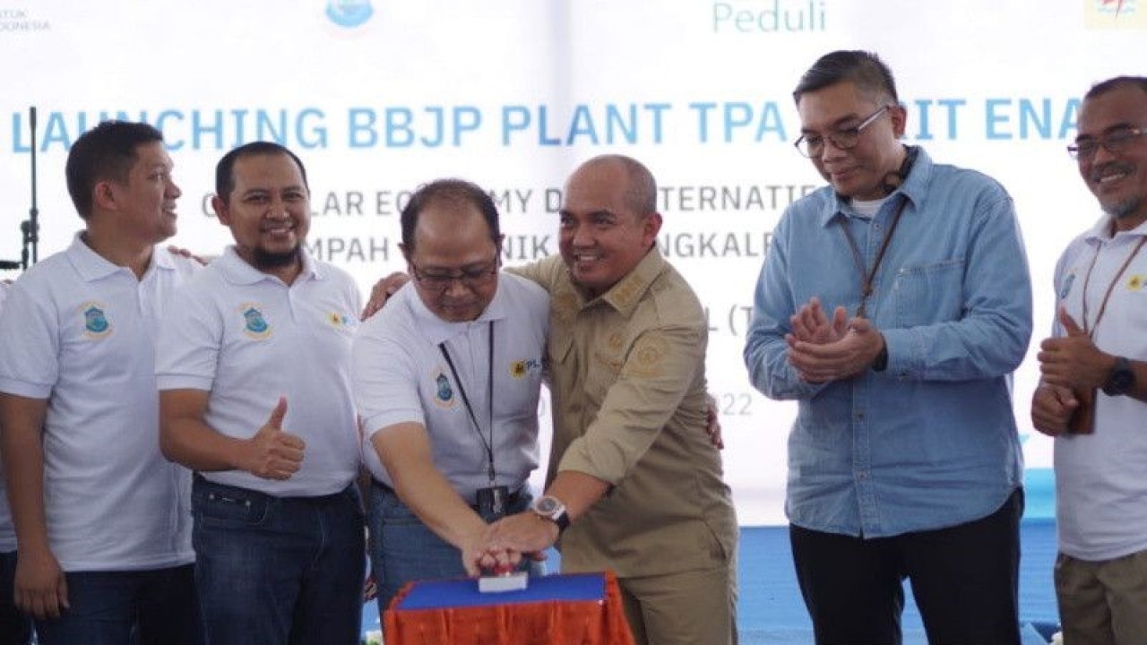 Peluncuran program pengolahan sampah organik menjadi bahan bakar jumputan padat yang dilakukan PT PLN UIW Babel bersama kelompok masyarakat. (ANTARA/HO-PLN Babel)
