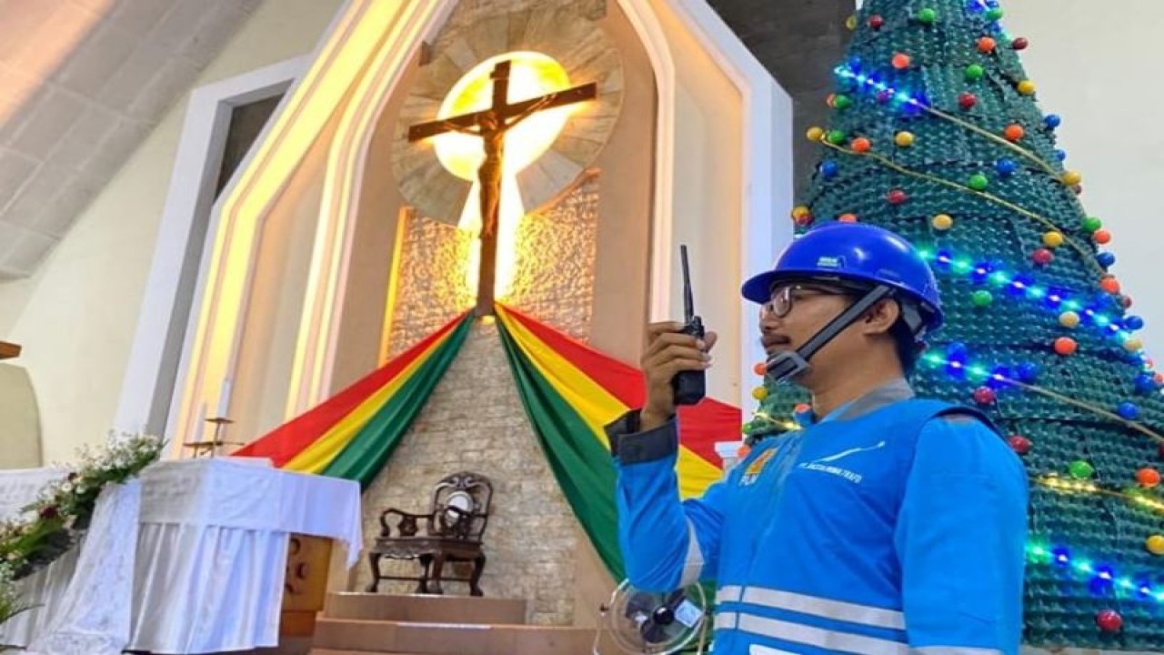 Petugas PLN Unit Induk Daerah (UID) Sumatera Utara , sedang siaga di depan sebuah gereja di Kota Medan pada Perayaan Natal Tahun 2022 (Foto:ANTARA/HO/Humas PLN UID Sumut.)