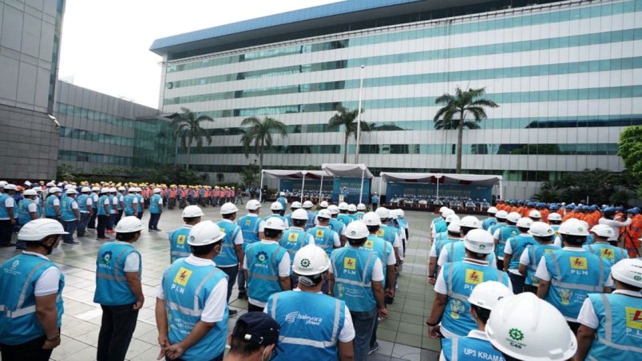Karyawan PT PLN (Persero) melakukan apel siaga untuk menjamin keandalan listrik selama libur Natal 2022 dan Tahun Baru 2023 di Kantor Pusat PLN, Jakarta, Selasa (20/12/2022). ANTARA/HO-PLN