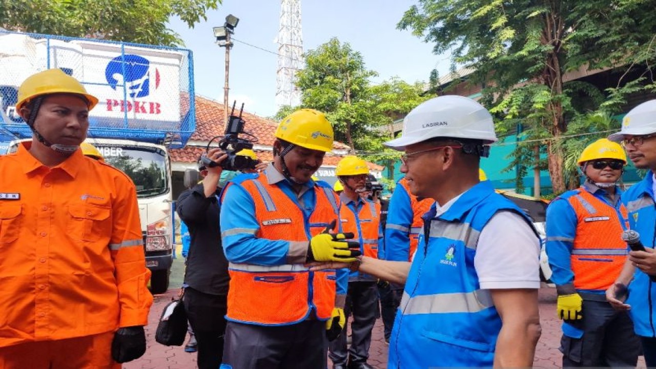 General Manager PT PLN (Persero) UID Jawa Timur, Lasiran (kanan) berbincang dengan personel di sela apel kesiapan siaga Natal dan tahun baru di Surabaya, Selasa (20/12/2022). (ANTARA/Willi Irawan)