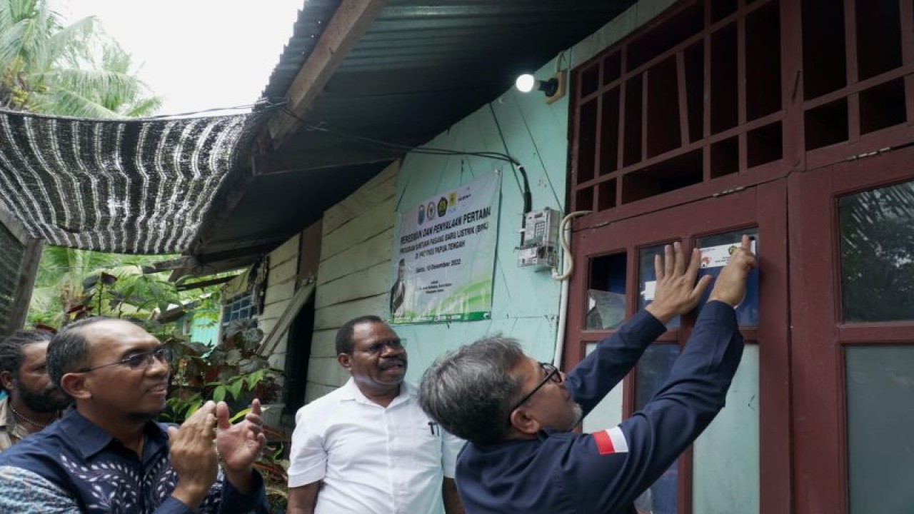 Saat melakukan peresmian dan penyalaan pertama pada Program Bantuan Pasang Baru Listrik (BPBL) yang digelar, Kabupaten Nabire, Provinsi Papua Selatan, pada Sabtu (10/12). (ANTARA/ HO - Humas PLN Papua dan Papua Barat)