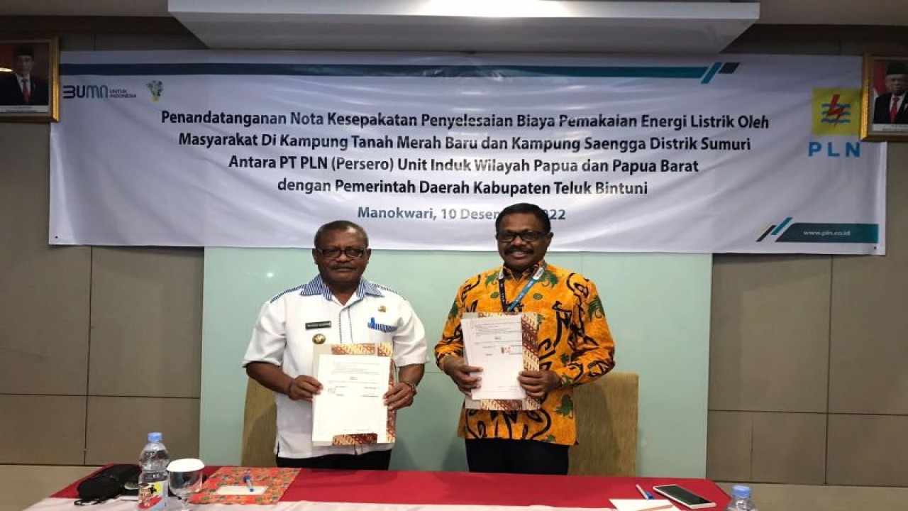Bupati Teluk Bintuni Peter Kasihiw bersama Senior Business Manager dan Customer Server PT PLN (Persero) UIW Papua dan Papua Barat John S. Yarangga menunjukkan dokumen kerja sama program bantuan instalasi bebas listrik baru di Kampung Tanah Merah Baru dan Kampung Saengga. (ANTARA/HO-PLN UP3 Manokwari)