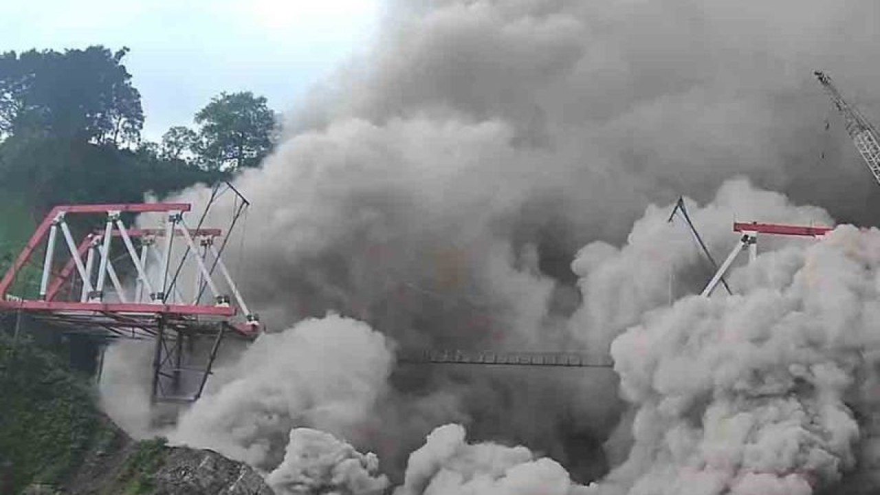 Luncuran Awan Panas Guguran (APG) Gunungapi Semeru menerjang Jembatan Gladak Perak di Lumajang, Jawa Timur, Minggu (4/12/2022). Pusat Vulkanologi dan Mitigasi Bencana Geologi (PVMBG) menaikkan status Gunungapi Semeru dari Siaga menjadi Awas atau dari Level III menjadi Level IV. ANTARA FOTO/Dok BNPB/rwa.