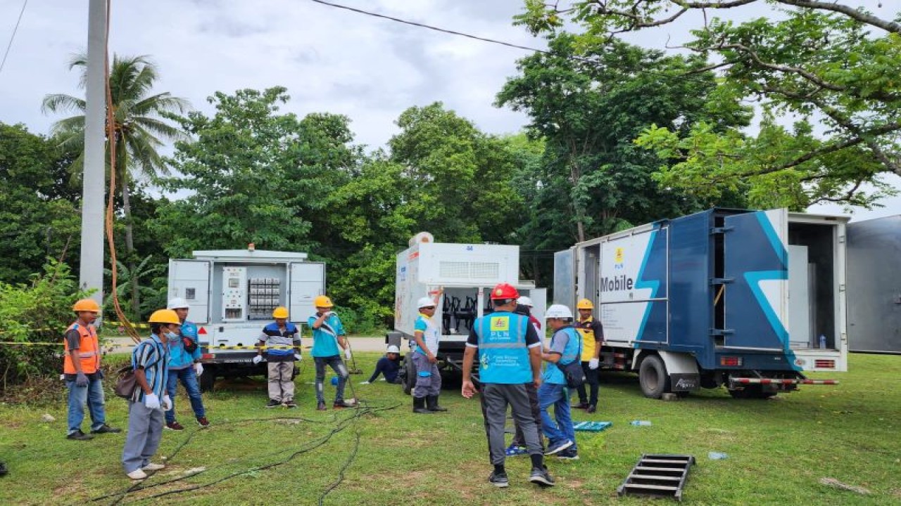 Sejumlah petugas PLN bekerja menyediakan pasokan listrik untuk mendukung pelaksanaan kegiatan Funtastic Fest 2022 dalam rangka memperingati HUT ke-64 Provinsi NTT pada 20 Desember 2022 yang dipusatkan di Kabupaten Sumba Barat Daya, Pulau Sumba. (ANTARA/HO-Humas PLN UIW NTT)