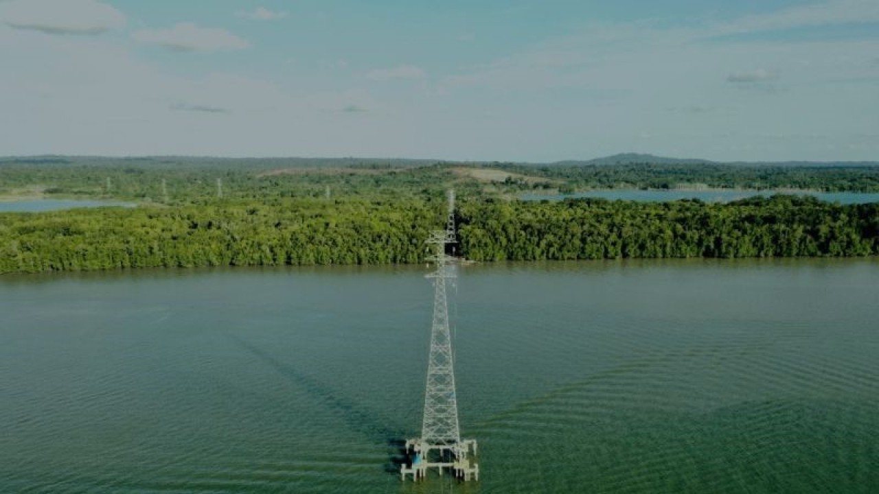 Saluran Udara Tegangan Tinggi (SUTT) 150 kV Selaru – Sebuku dengan panjang lintasan 76,04 kilometer sirkuit (kms) memiliki keistimewaan tower di atas permukaan laut. (ANTARA/Firman)