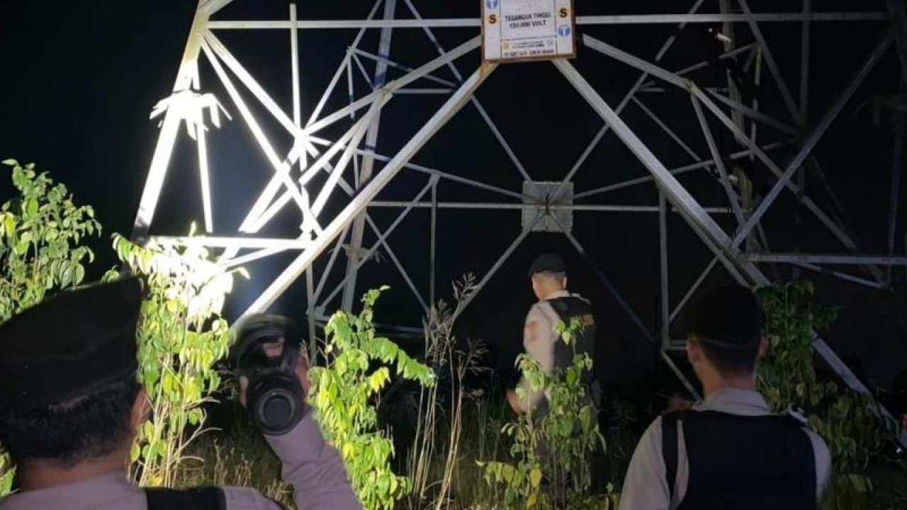 Personel Polres Muara Enim melakukan patroli pengamanan ke tower SUTT PLN di kawasan Desa Ayek Putih, Muara Enim, Sumatera Selatan. ANTARA/HO-Polres Muara Enim