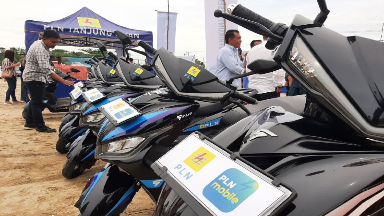 PLN UP3 Tanjungpinang memamerkan sepeda motor listrik di Tanjunguban, Kabupaten Bintan, Kepri, Minggu (4/12). ANTARA/Ogen