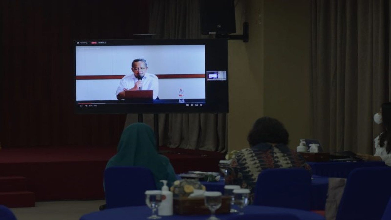 Plt Deputi Bidang Partisipasi Masyarakat Kementerian Pemberdayaan Perempuan dan Perlindungan Anak Indra Gunawan hadir secara virtual dalam talkshow Peran Lembaga Profesi dalam Peningkatan Kualitas Keluarga dengan tema "Perempuan Berdaya Keluarga Sejahtera". (ANTARA/ HO-Kemen PPPA)