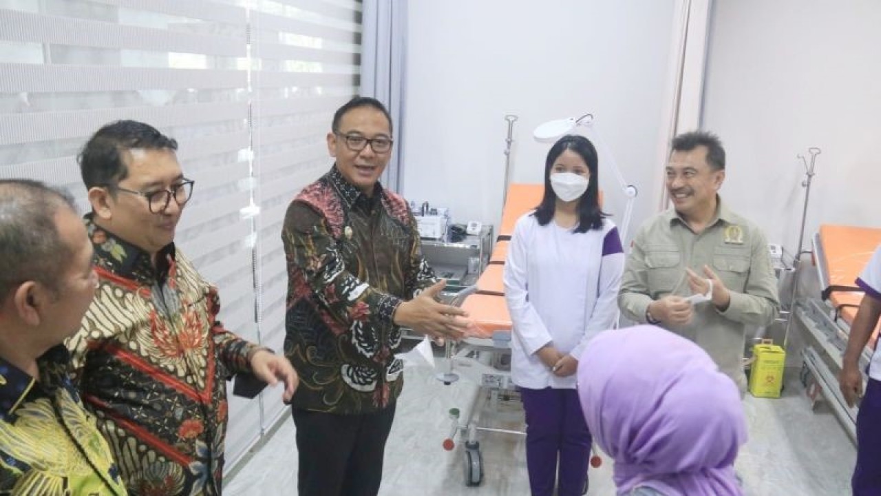 Plt Bupati Bogor, Iwan Setiawan di RSUD Parung, Kabupaten Bogor, Jawa Barat. (ANTARA/HO-Humas Pemkab Bogor)