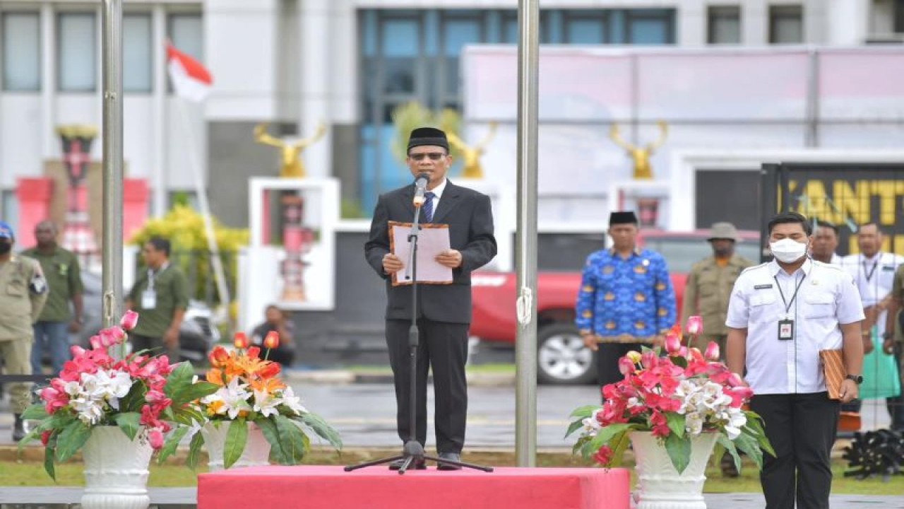 Plt Dirjen Pembangunan dan Pengembangan Kawasan Transmigrasi (PPKTrans), Kemendes PDTT, Rajumber Prihatin memimpin upacara Puncak peringatan Hari Bhakti Transmigrasi (HBT) ke-72 di Lapangan Kapsul Waktu, Merauke, Provinsi Papua Selatan, Senin (12/12/2022). (FOTO ANTARA/HO-Kemendes PDTT)