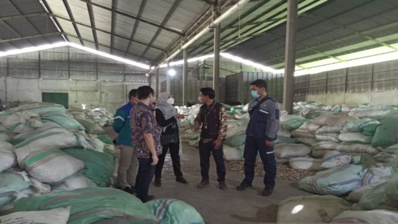 Vice President Bioenergy PLN Anita Puspita Sari, saat berkunjung ke gudang pengolahan bonggol jagung di Kabupaten Takalar untuk mendukung program Co-firing PLTU Punagaya di Kabupaten Jeneponto, Sulawesi Selatan. Antara/ Suriani Mappong