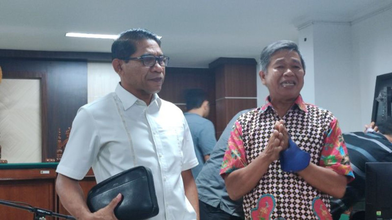 Terdakwa kasus dugaan pelanggaran HAM berat di Pania Papua Mayor Inf (Purn) Isak Sattu (kiri) bersama penasehat hukumnya Syahrir Cakkari memberikan keterangan usai pembacaan putusan bebas di PN Makassar, Sulawesi Selatan, Kamis (8/12/2022). (ANTARA/Darwin Fatir)