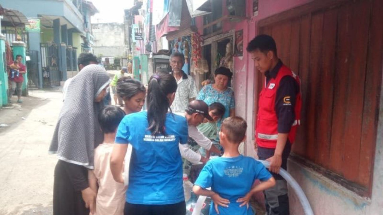 Sukarelawan PMI mendistribusikan air di sejumlah titik pengungsian korban gempa di Kabupaten Cianjur, Jawa Barat, Jumat (2/12/2022), termasuk ke perkampungan agar warga tidak menggunakan air selokan atau air tidak layak pakai.(FOTO ANTARA/Ahmad Fikri).