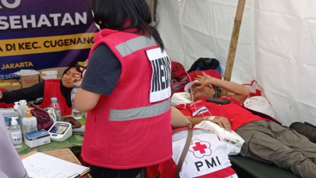 Palang Merah Indonesia (PMI) Jakarta Selatan membuka posko pelayanan kesehatan di Cianjur, Jawa Barat, Senin (5/12/2022). ANTARA/HO-PMI Jakarta Selatan