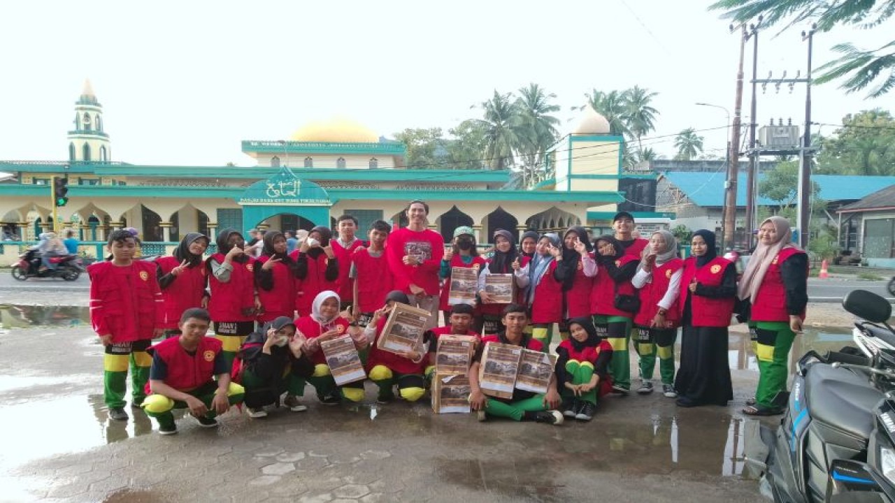 Para Anggota PMR SMANDA saat melaksanakan kegiatan pengumpulan donasi untuk korban gempa Cianjur di Natuna, Ahad (4/12). (ANTARA/HO-PMI Natuna/Cherman)