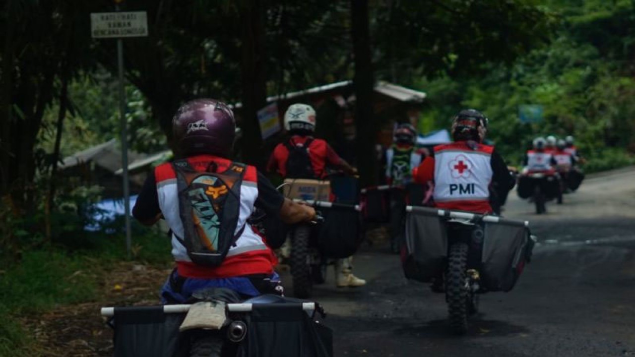 Relawan PMI bermotor trail distribusikan logistik untuk korban bencana gempa Cianjur, Jawa Barat, yang tinggal di wilayah yang sulit dilalui kendaraan termasuk sepeda motor.(ANTARA/Ahmad Fikri). (Ahmad Fikri)