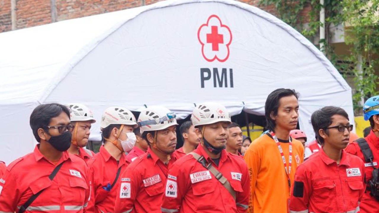 Relawan PMI se-Jabar dan DKI Jakarta dilibatkan dalam penanganan bencana gempa di Cianjur, Jawa Barat.(ANTARA/Ahmad Fikri).