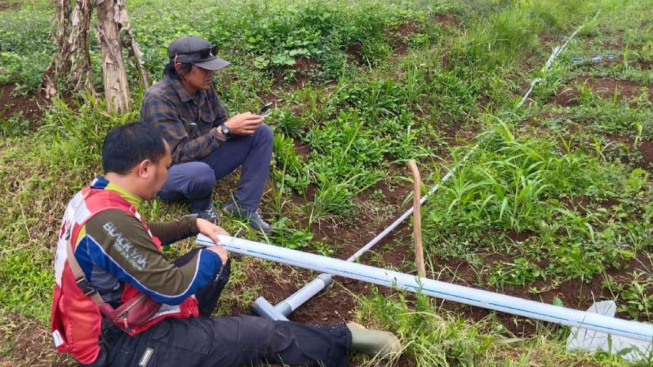 Relawan PMI menyiapkan pipanisasi ke perkampungan dan posko pengungsian warga di Desa Bejod, Kecamatan Cugenang, agar warga tidak menggunakan air tidak layak konsumsi.(ANTARA/Ahmad Fikri).