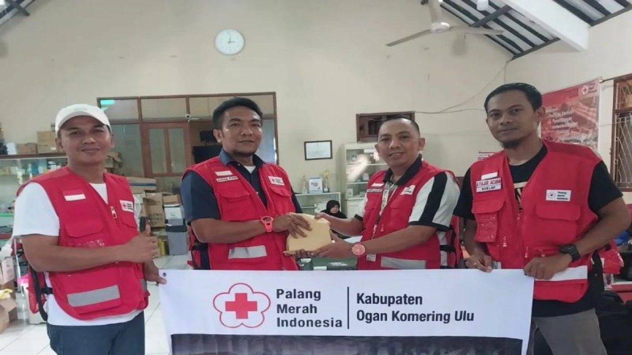 Pengurus PMI Kabupaten OKU menyerahkan bantuan uang tunai untuk korban gempa Cianjur, Kamis. (ANTARA/Edo Purmana/22)