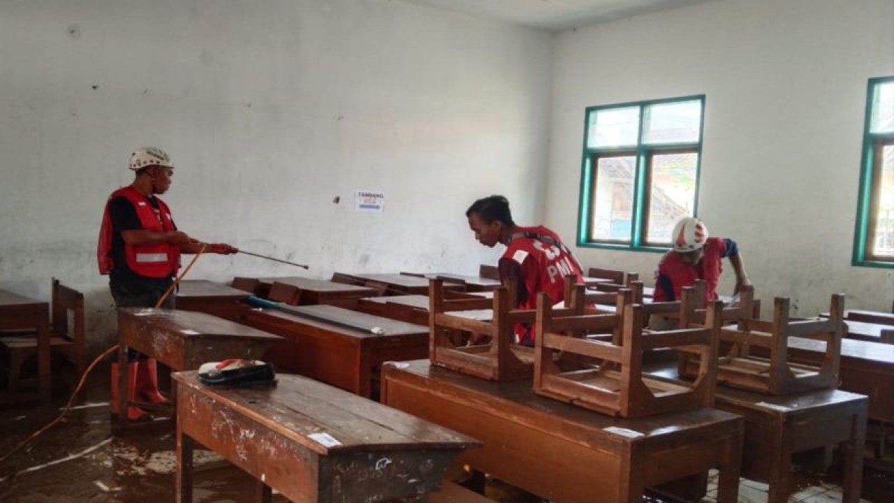 Relawan Palang Merah Indonesia (PMI) bersama tim gabungan menuntaskan penanganan setelah banjir bandang melanda enam desa di Kecamatan Sukanagara, Cianjur, Jawa Barat, Selasa (20/12/2022). (ANTARA/Ahmad Fikri)