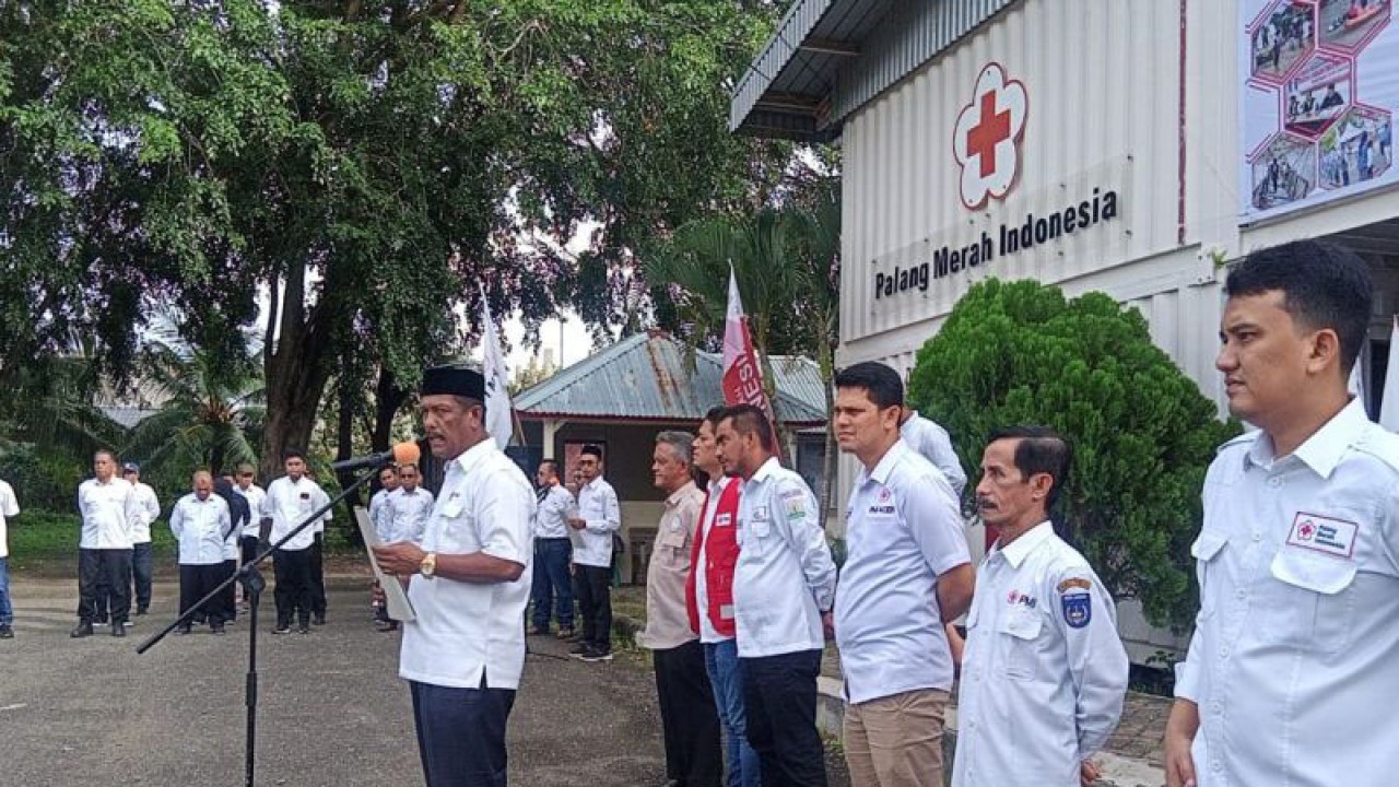 Pengurus dan relawan PMI Aceh serta Kota Banda Aceh saat memperingati Hari Relawan Internasional, di Banda Aceh, Senin (26/12/2022). ANTARA/HO-PMI Aceh