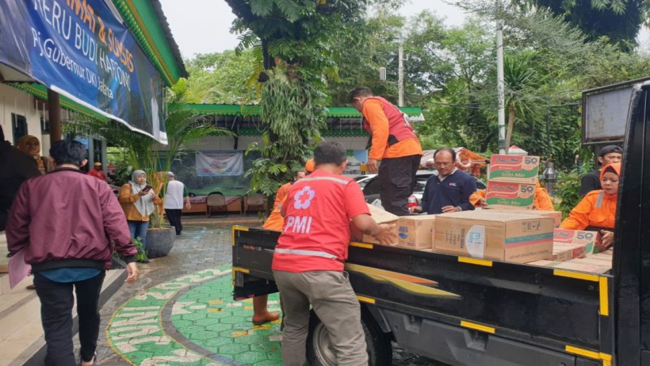 Petugas Palang Merah Indonesia (PMI) Jakarta Selatan tengah menurunkan bantuan berupa bahan pangan kepada warga  Jalan Bangka Buntu I RW 05, Kelurahan Bangka, Kecamatan Mampang Prapatan yang terdampak kebakaran, Selasa (27/12/2022). ANTARA/HO-PMI Jakarta Selatan