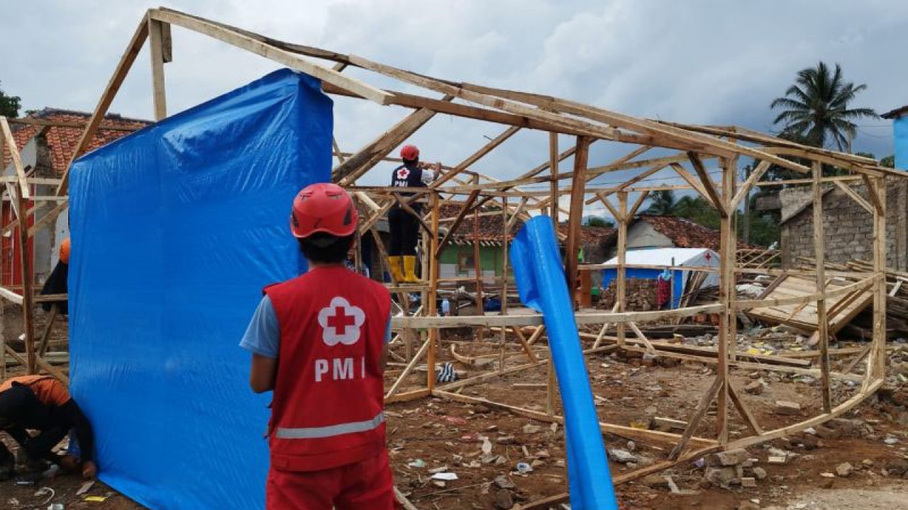 Palang Merah Indonesia (PMI) membangun hunian darurat di Kampung Sudi, Desa Nagrak, Kecamatan Cianjur, Jawa Barat, setelah puing rumah dibersihkan.(ANTARA/Ahmad Fikri)