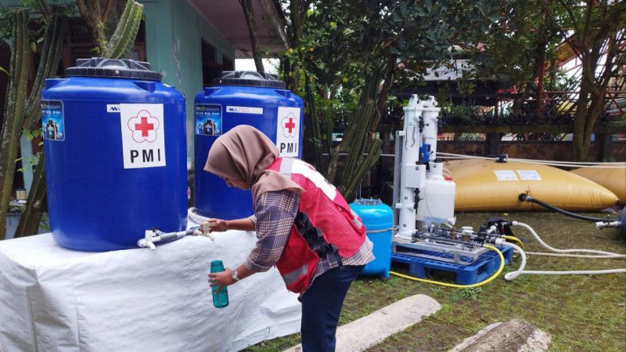 Camp WASH PMI di Kolam Renang Tias di Desa Rancagoong, Kecamatan Cilaku, Cianjur, Jawa Barat, Rabu (28/12/2022) menyediakan pelayanan air siap minum gratis bagi warga korban gempa.(ANTARA/Ahmad Fikri). (FOTO ANTARA/Ahmad Fikri)