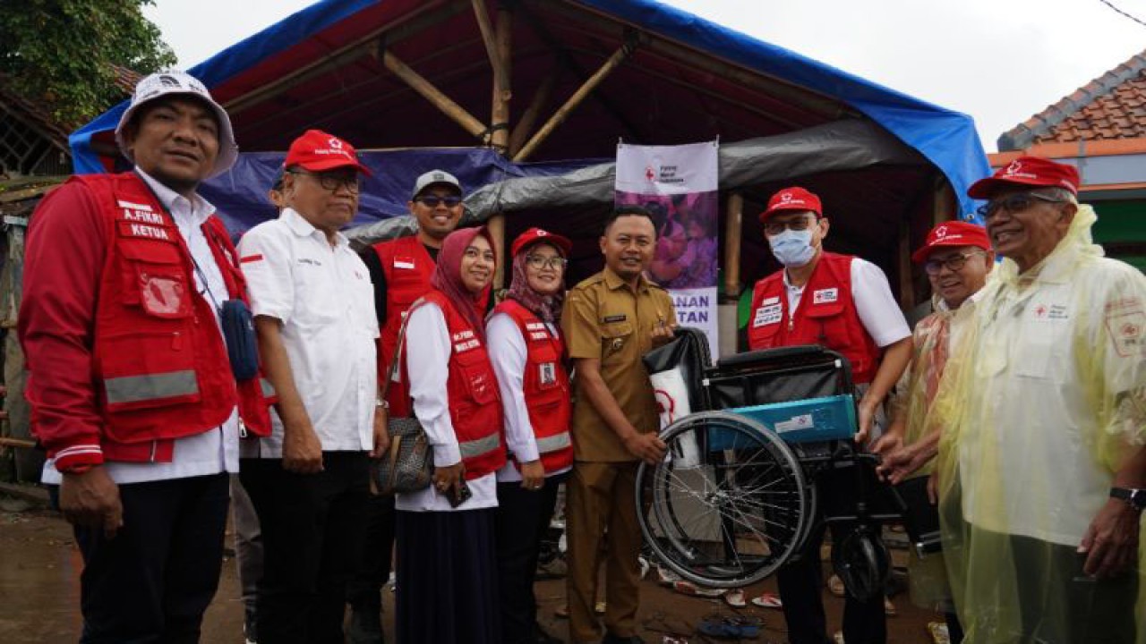 PMI menyalurkan bantuan kursi roda untuk penyandang disabilitas yang terdampak gempa bumi di Kabupaten Cianjur, Jabar. (ANTARA)