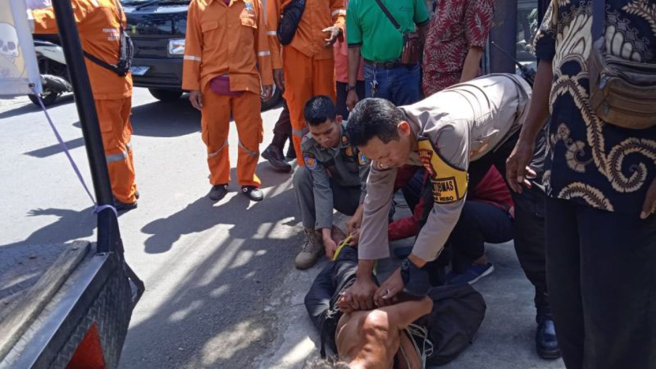 Polisi menangkap PMKS pelaku penusukan anggota Satpol PP di Pasar Rebo, Jakarta, Kamis (15/12/2022). ANTARA/HO-Satpol PP Jakarta Timur