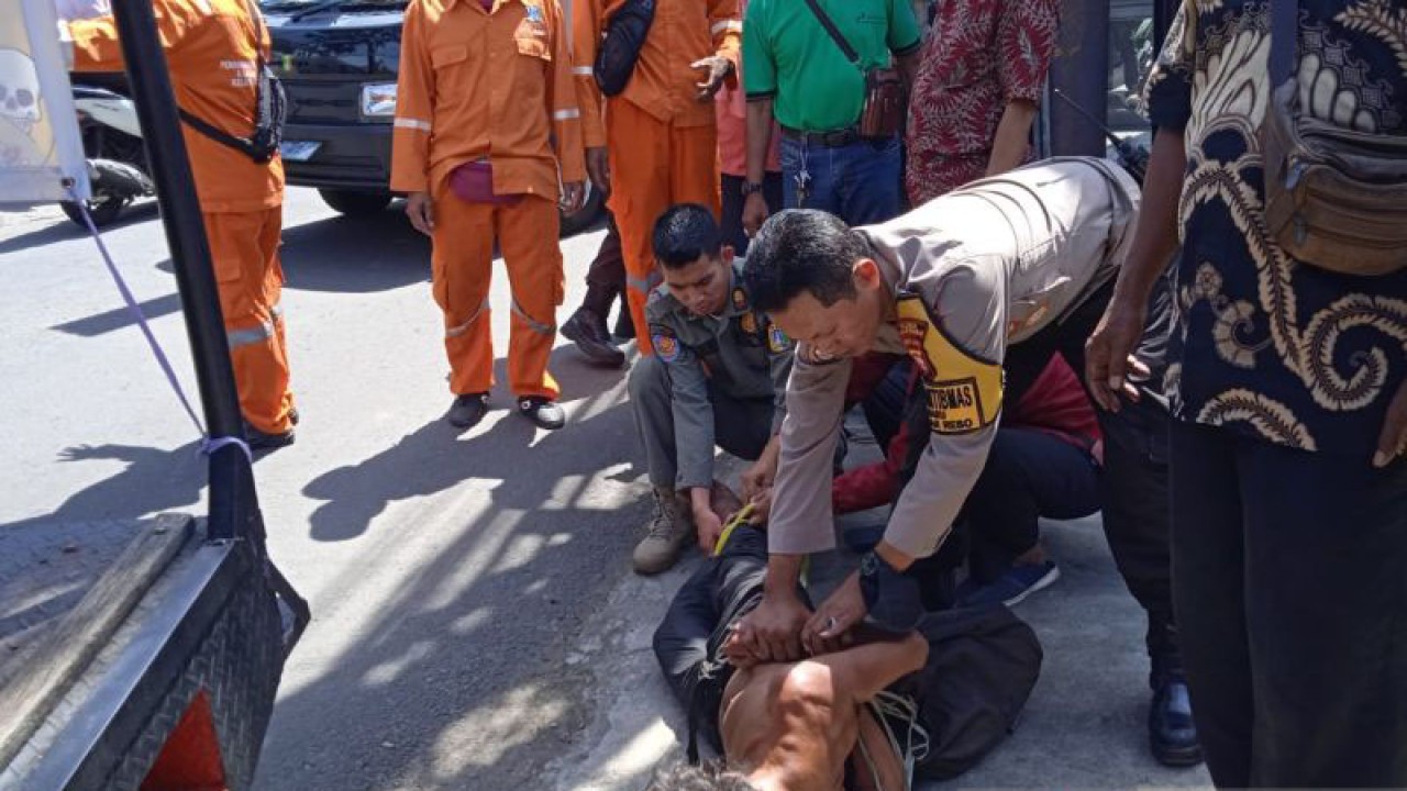 Polisi menangkap PMKS pelaku penusukan anggota Satpol PP di Pasar Rebo, Jakarta, Kamis (15/12/2022). ANTARA/HO-Satpol PP Jakarta Timur
