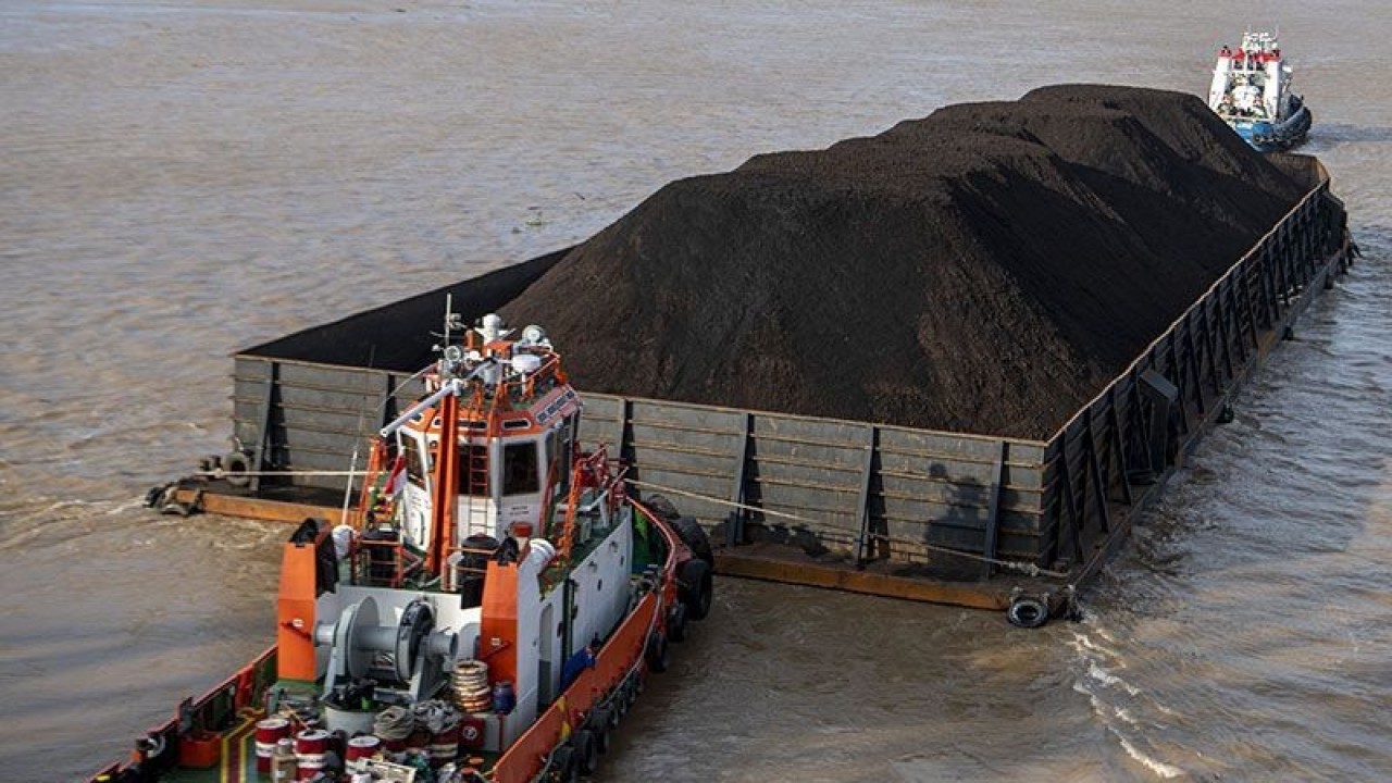 Sebuah kapal tongkang pengangkut batu bara melintas di Sungai Musi, Palembang, Sumatera Selatan, Jumat (14/1/2022). Kementerian Energi dan Sumber Daya Mineral (ESDM) menetapkan target produksi batu bara 2022 mencapai 663 juta ton yang diperuntukkan untuk konsumsi domestik/domestik market obligation (DMO) sebesar 165,7 juta ton sedangkan sisanya 497,2 juta ton akan mengisi pasar ekspor. ANTARA FOTO/Nova Wahyudi/rwa/pri.
