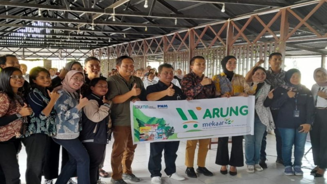 PT Permodalan Nasional Madani (PNM) membuka Klasterisasi Warung Mekaar sebagai program pengembangan kapasitas usaha (PKU) dan pendampingan untuk para nasabah di Kota Ambon, Provinsi Maluku. (ANTARA/John Soplanit)