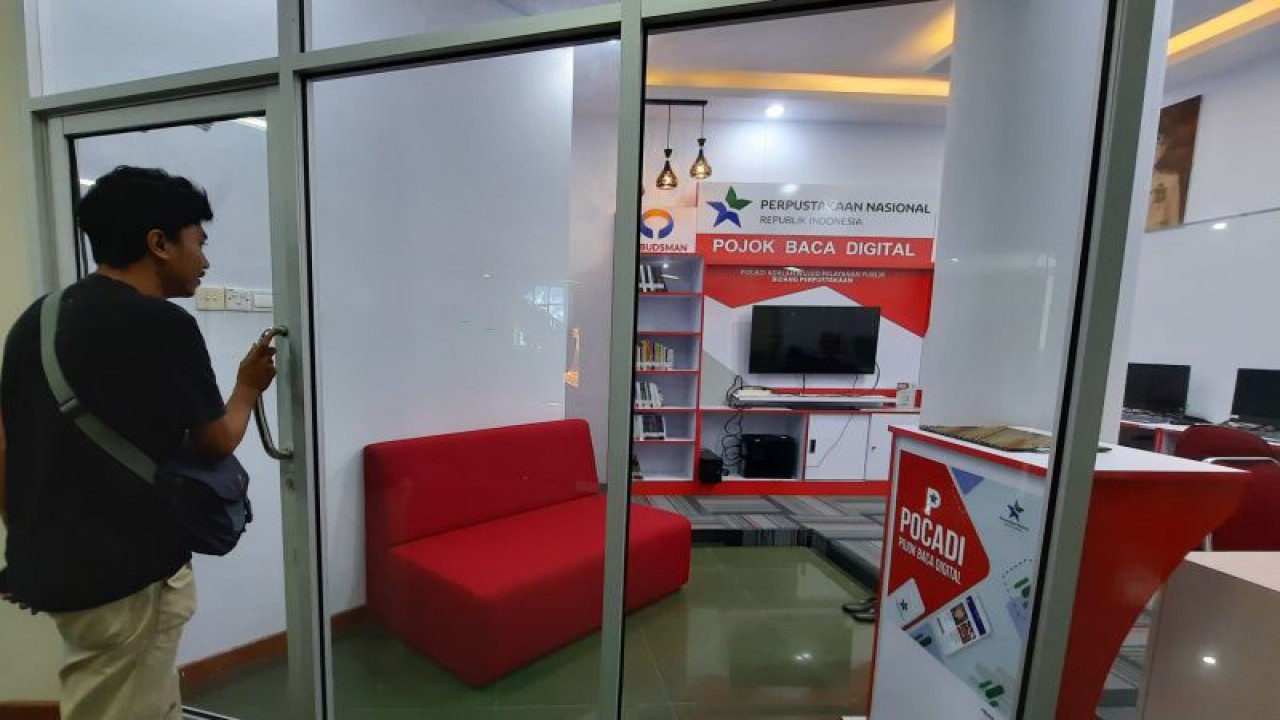 Pojok Baca Digital di Kantor Wali Kota Pariaman, Provinsi Sumatera Barat. (ANTARA/Aadiaat M. S.)