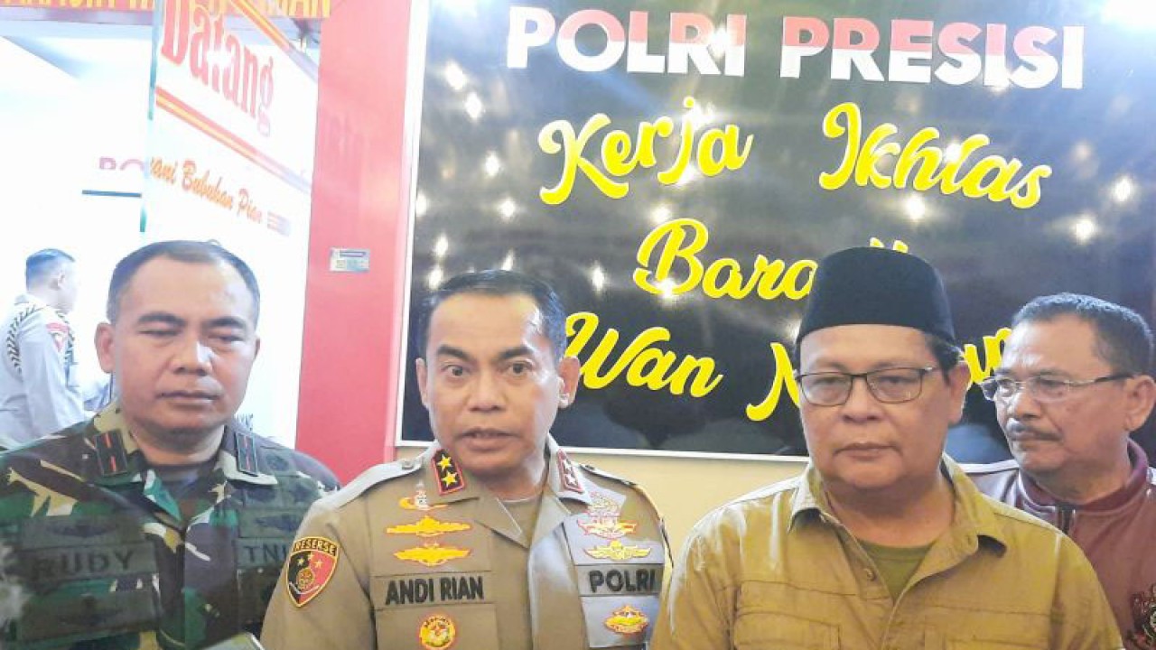 Kapolda Kalimantan Selatan Irjen Pol Andi Rian R Djajadi bersama forkopimda Kalsel. (ANTARA/Firman)