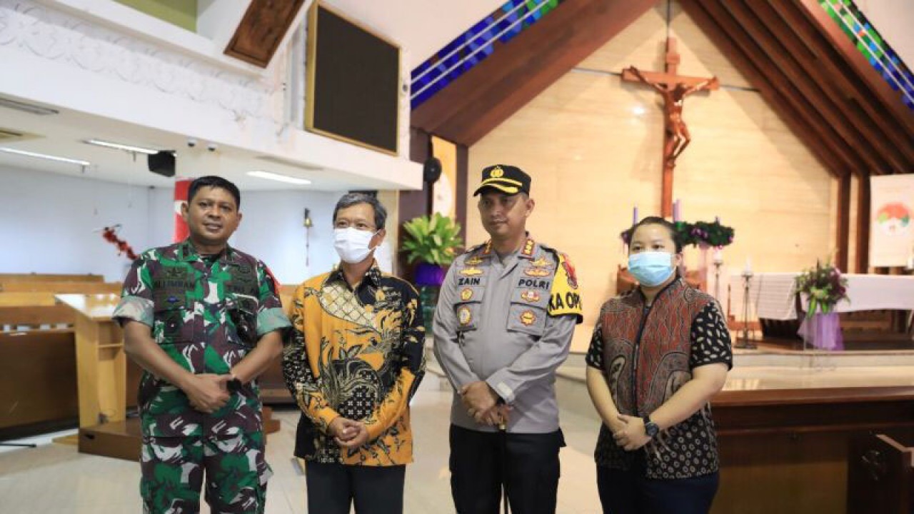 Kapolres Metro Tangerang Kota, Kombes Pol Zain Dwi Nugrogo saat pengecekan ke Gereja Khatolik Hati Santa Perawan Maria, Kamis. ANTARA.
