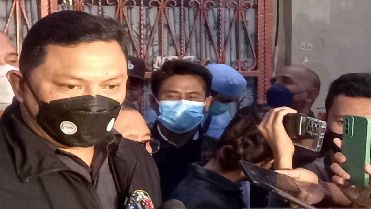 Direktur Reserse Kriminal Umum Polda Metro Jaya, Kombes Pol Hengky di rumah korban tewas satu keluarga di perumahan Citra Satu Exit Kalideres, Jakarta Barat, Rabu (16/11/2022). (ANTARA/Walda)
