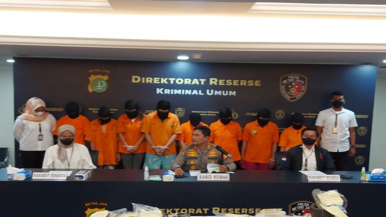 Polda Metro Jaya menghadirkan delapan tersangka penyiksaan terhadap asisten rumah tangga (ART) di apartemen kawasan Simprug, Jakarta Selatan saat konferensi pers di Polda Metro Jaya, Rabu (14/12). ANTARA/Fianda Sjofjan Rassat