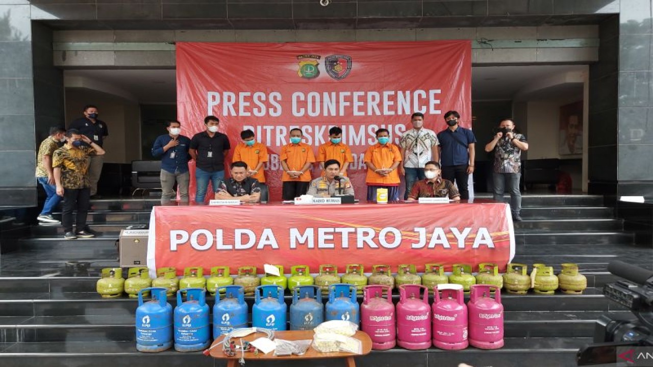 Polda Metro Jaya hadirkan tersangka pengoplos gas elpiji dalam jumpa pers di Mapolda Metro Jaya, Jumat (23/12/2022. ANTARA/Fianda Sjofjan Rassat