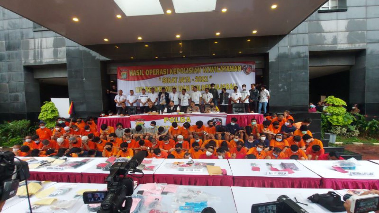 Direktorat Reserse Kriminal Umum (Ditreskrimum) Polda Metro Jaya memperlihatkan 168 orang pelaku kejahatan dalam operasi kepolisian bersandi 'Sikat Jaya 2022' pada 1-15 Desember 2022. ANTARA/ Fianda Sjofjan Rassat