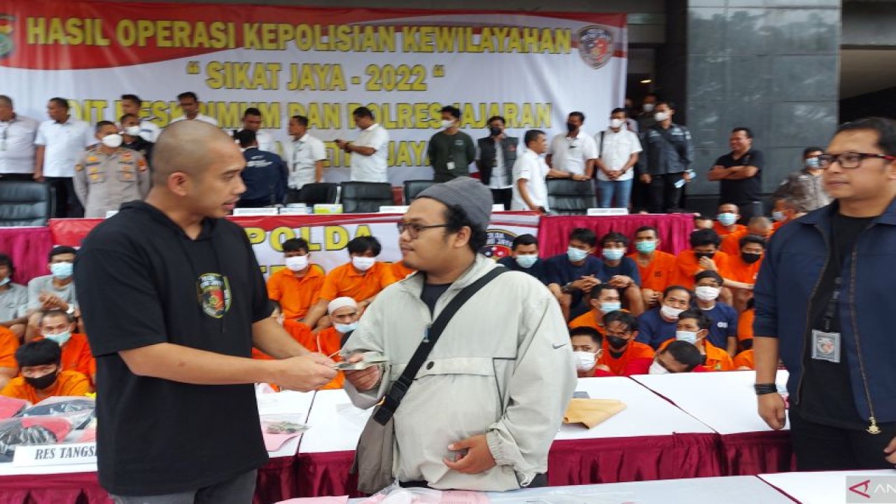 Direktorat Reserse Kriminal Umum Polda Metro Jaya secara simbolis mengembalikan sepeda motor hasil pencurian kendaraan bermotor di kawasan Bumi Serpong Damai (BSD), Tangerang Selatan, kepada pemiliknya. ANTARA/Fianda Sjofjan Rassat