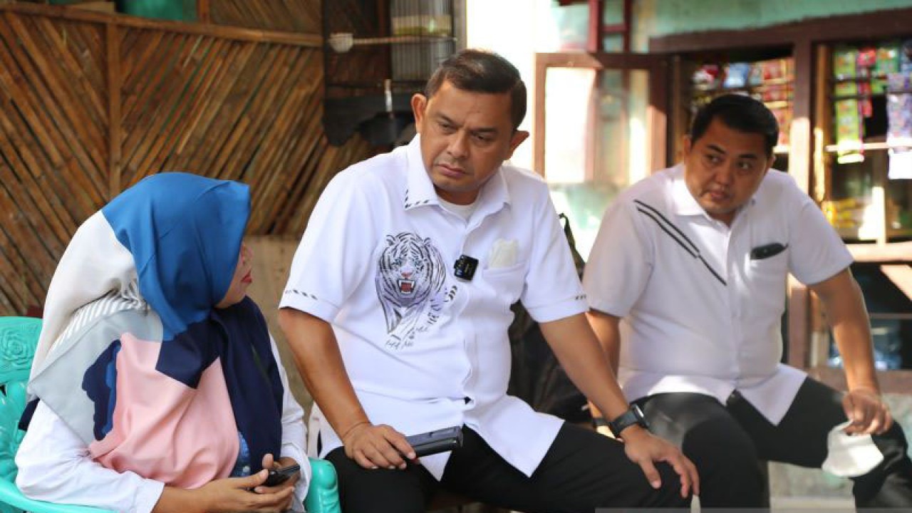 Direktur Reserse Narkoba Polda Metro Jaya Kombes Pol Mukti Juharsa (tengah) didampingi oleh Wakil Direktur Reserse Narkoba Polda Metro Jaya AKBP Donny Alexander (kanan) mendengarkan langsung keluhan masyarakat untuk kemudian ditindaklanjuti. ANTARA/HO-Polda Metro Jaya