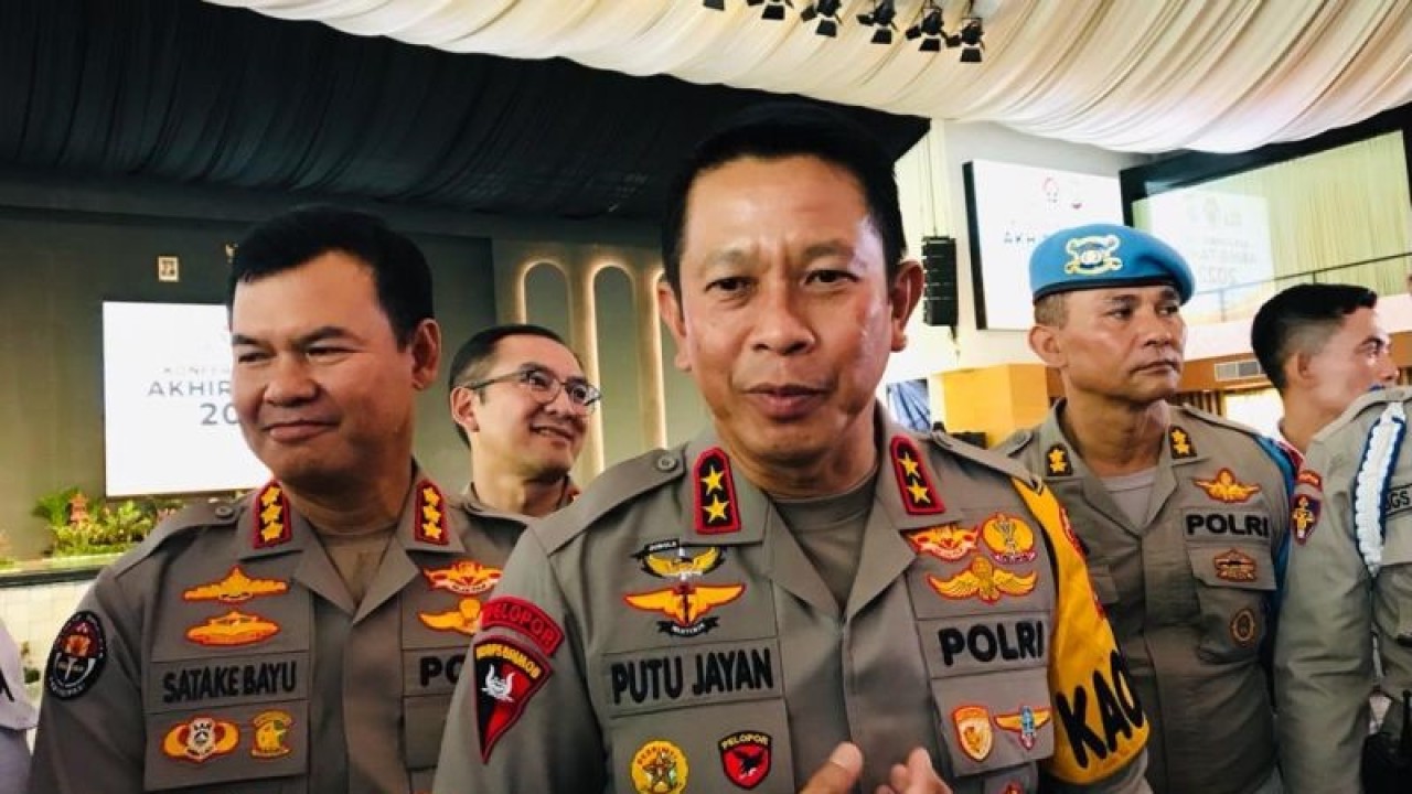Kepala Kepolisian Daerah (Kapolda) Bali Inspektur Jenderal Polisi Putu Jayan Danu Putra memberikan keterangan terkait persiapan personel dalam mengamankan perayaan malam Tahun Baru 2023, di Denpasar, Bali, Kamis (29/12/2022). ANTARA/Rolandus Nampu