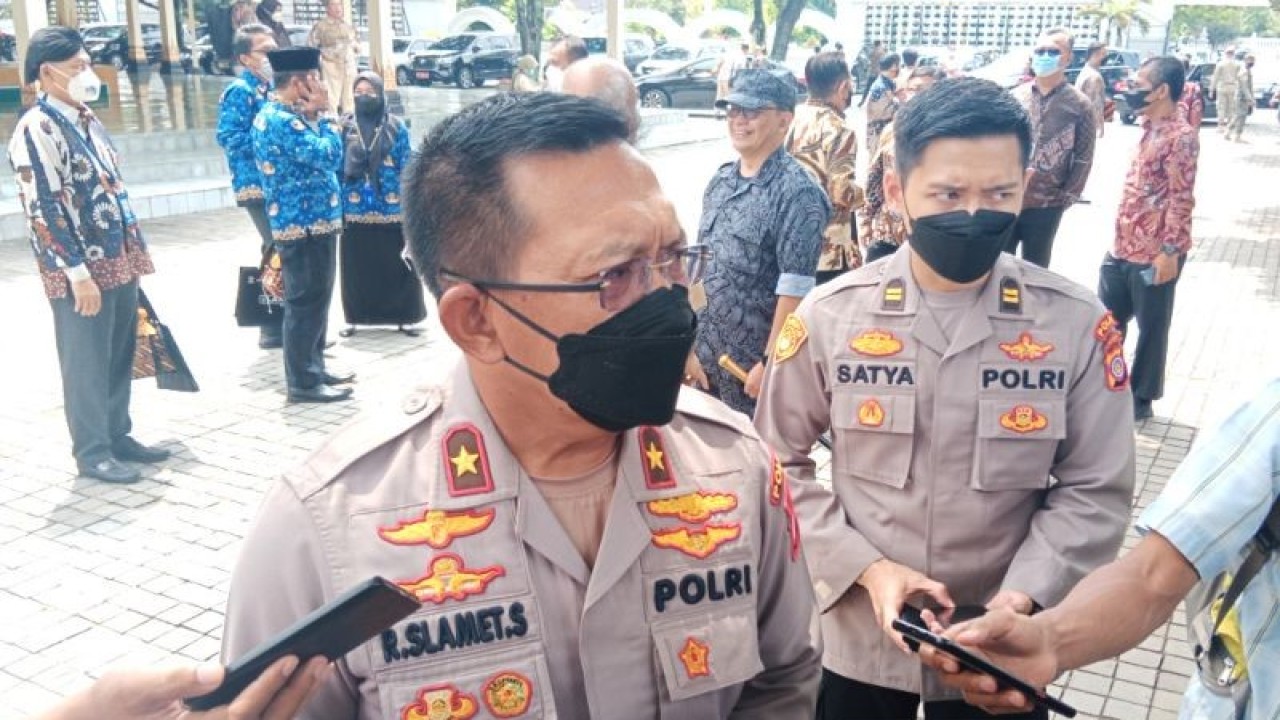 Wakil Kepala Polda DIY Brigjen Pol R Slamet Santoso menjawan pertanyaan awak media di Kompleks Kepatihan, Yogyakarta, Senin (5/12/2022). (ANTARA/Luqman Hakim)
