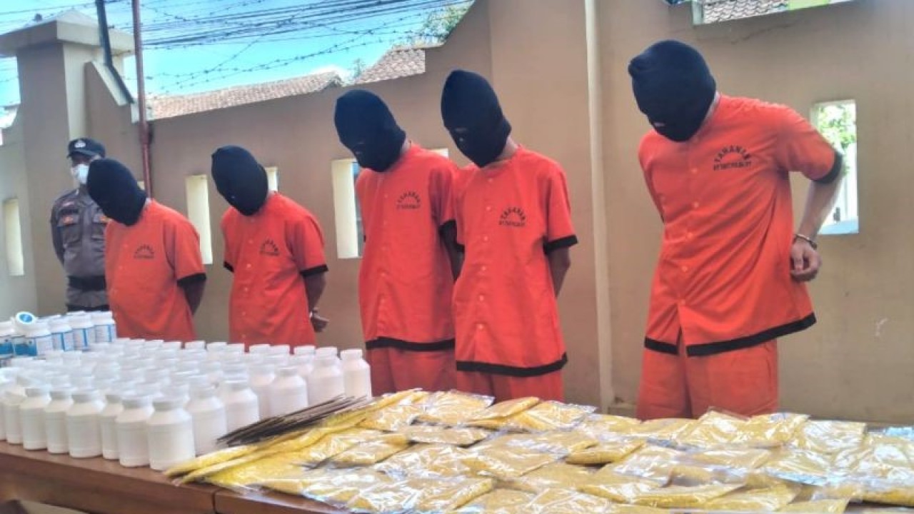 Lima tersangka anggota sindikat peredaran gelap obat keras dan berbahaya jaringan DKI Jakarta-Yogyakarta dihadirkan saat jumpa pers di Mapolda, DIY, Yogyakarta, Selasa (20-12-2022). ANTARA/Luqman Hakim