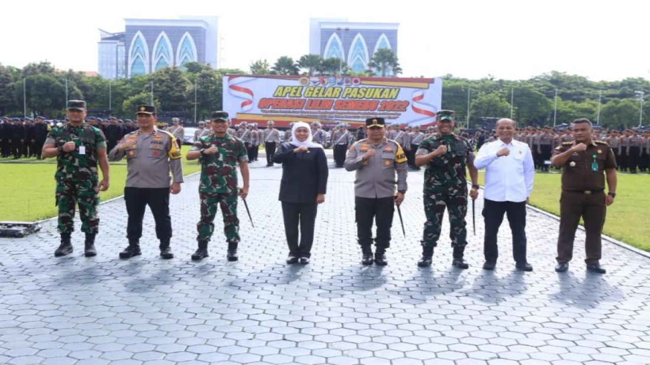 Forkopimda Jatim saat melaksanakan apel Operasi Lilin Semeru 2022 di Mapolda setempat, Surabaya, Kamis (22/12/2022). (ANTARA/HO-Bidhumas Polda Jatim)