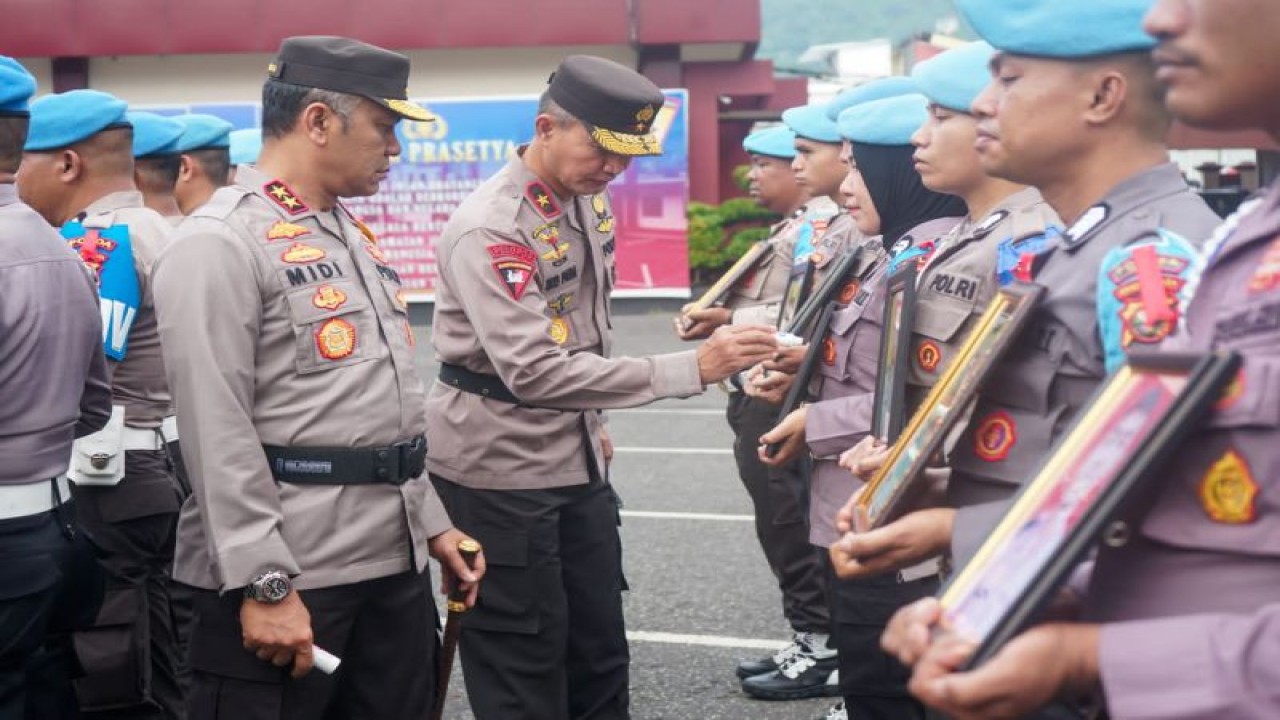 Polda Malut menggelar Upacara Pemberhentian Tidak Dengan Hormat (PDTH) kepala 25 orang personel karena melakukan pelanggaran berat berupa perselingkuhan, tindak asusila dan penyalahgunaan narkotika selama tahun 2020-2022 (Abdul Fatah)