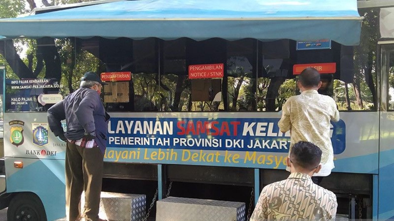 Sejumlah wajib pajak membayar pajak kendaraan melalui layanan Samsat Keliling di Lapangan Banteng, Jakarta Pusat, Jumat (3/6/2022). ANTARA/Dewa Ketut Sudiarta Wiguna/am.